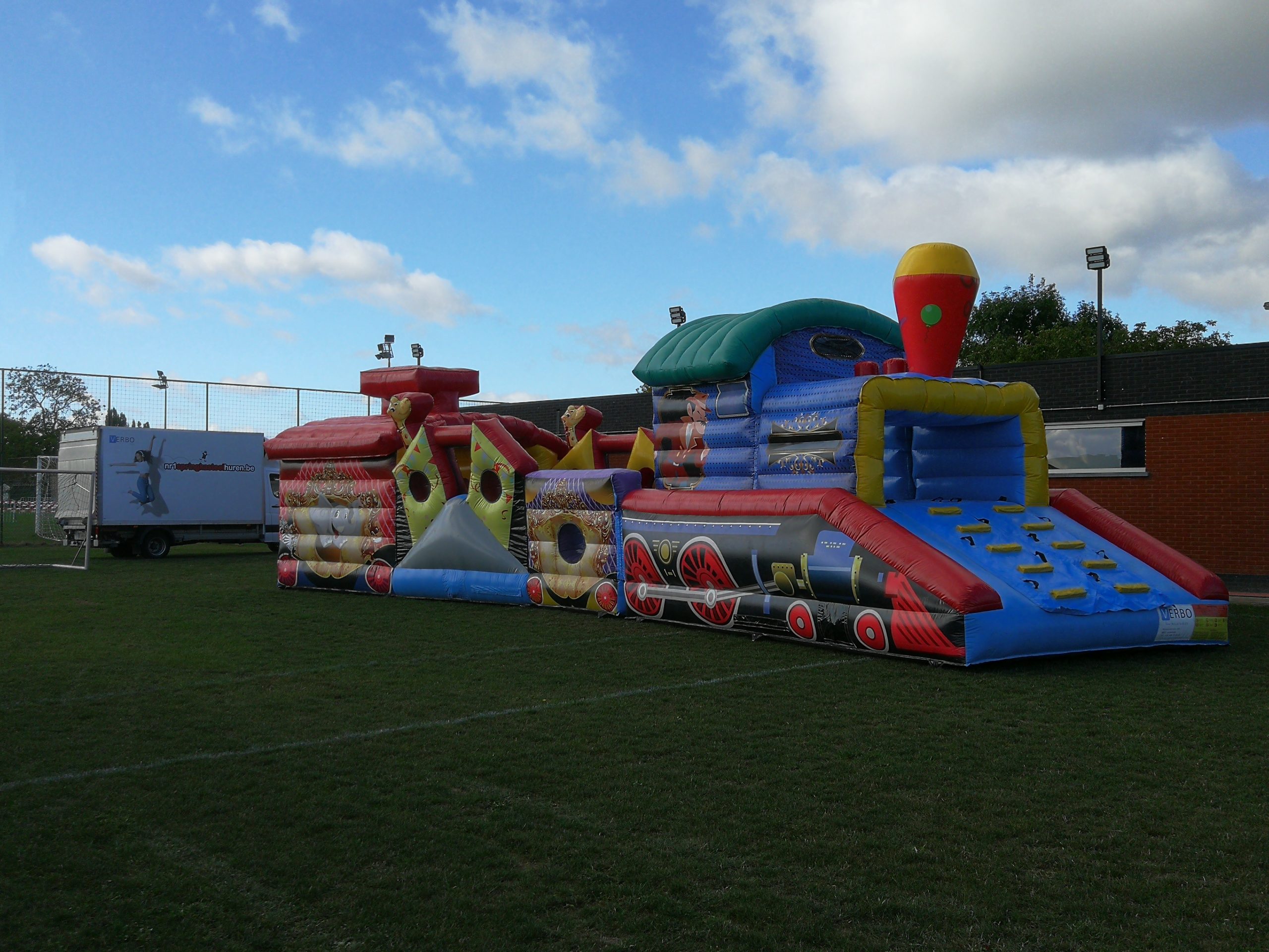 Locomotief springkasteel (2).jpg